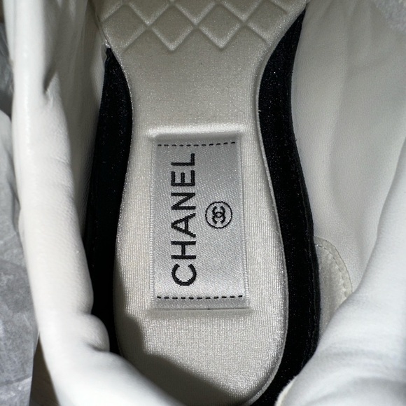 Authentic CHANEL 2024 CC White Calfskin Quilted Lace-Up Sneakers Size 37 - Picture 10 of 12